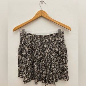 BRANDY MELVILLE FLORAL BLACK/CREAM MINI SKIRT ONE SIZE